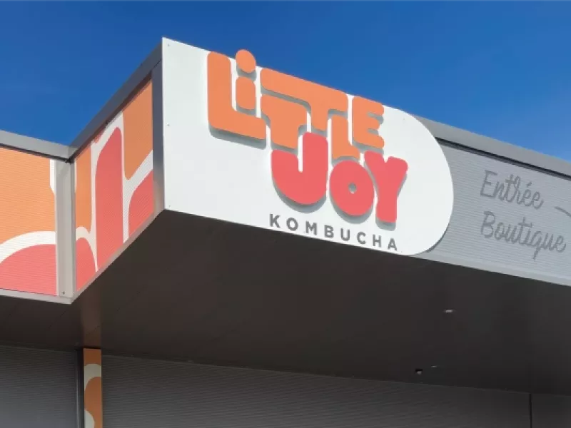 Une enseigne haute en couleurs pour Little Joy Kombucha à Theix !