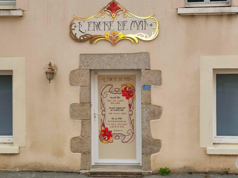 Une enseigne de tatoueuse… qui nous en a fait voir de toutes les couleurs ! 😅