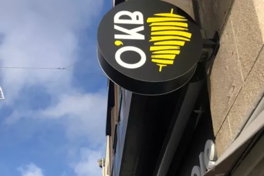 Restaurateurs, bars et cafés : Faites briller votre établissement avec la communication visuelle Waroch ! - 1