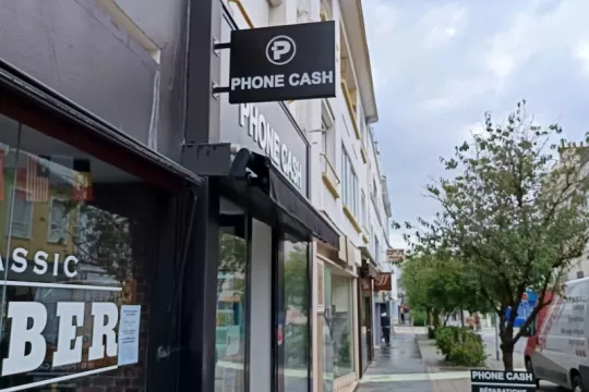 Enseignes perpendiculaires à la façade - 1