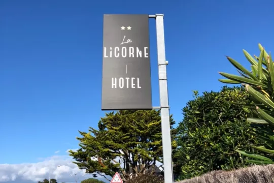 Enseignes perpendiculaires à la façade - 2