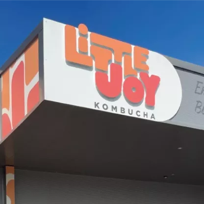 Une enseigne haute en couleurs pour Little Joy Kombucha à Theix !