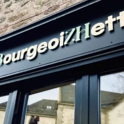 Une jolie enseigne pensée dans son intégralité à Theix