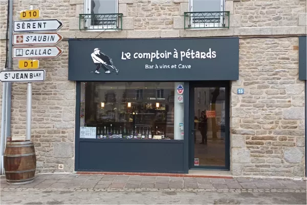 Une enseigne en lettres découpées à Plumelec