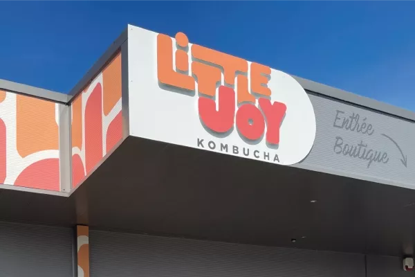 Une enseigne haute en couleurs pour Little Joy Kombucha à Theix !