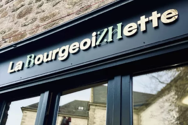 Une jolie enseigne pensée dans son intégralité à Theix